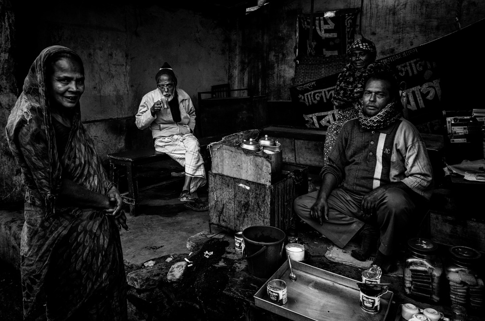 In the streets of Bangladesh - XIV von Joxe Inazio Kuesta Garmendia