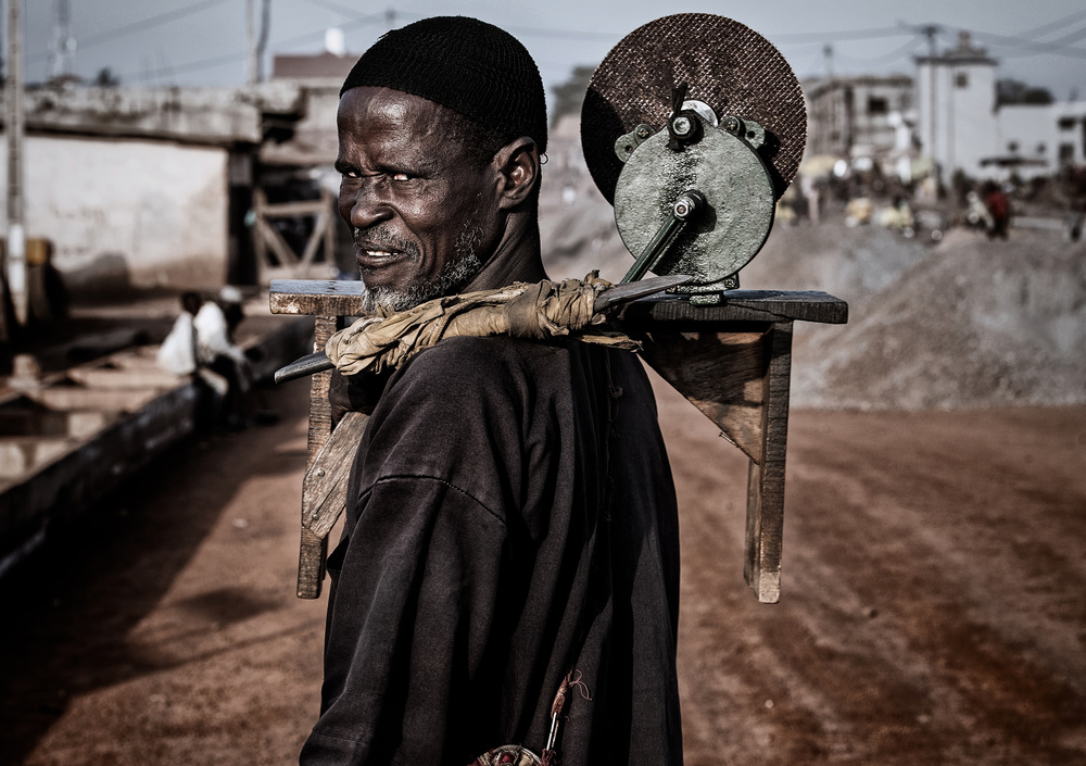 In the streets of Benin. von Joxe Inazio Kuesta Garmendia