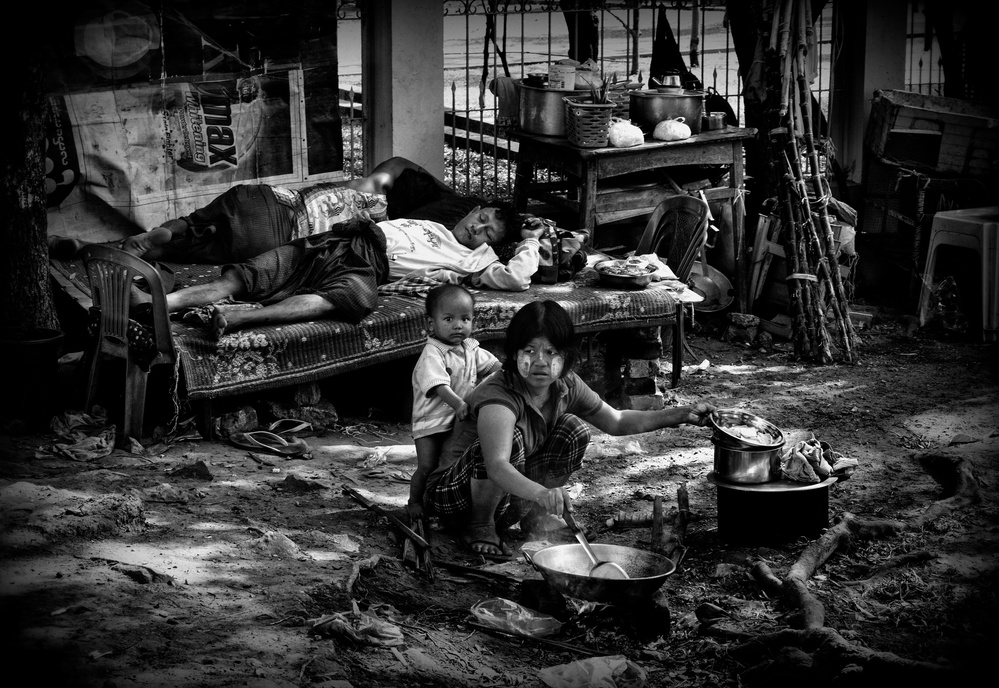 In the streets of Yangon (Myanmar) von Joxe Inazio Kuesta Garmendia