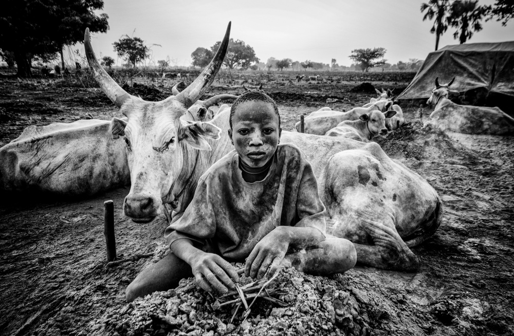 In a Mundari cattle camp. von Joxe Inazio Kuesta Garmendia