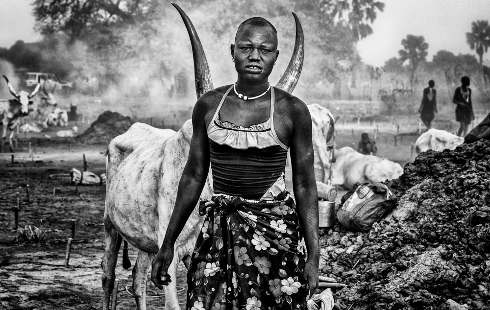 In a Mundari cattle camp. von Joxe Inazio Kuesta Garmendia