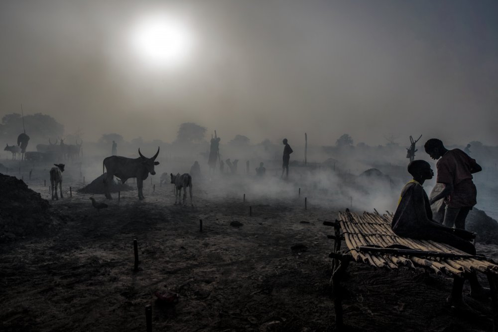 In a mundari cattle camp at dusk - South Sudan von Joxe Inazio Kuesta Garmendia