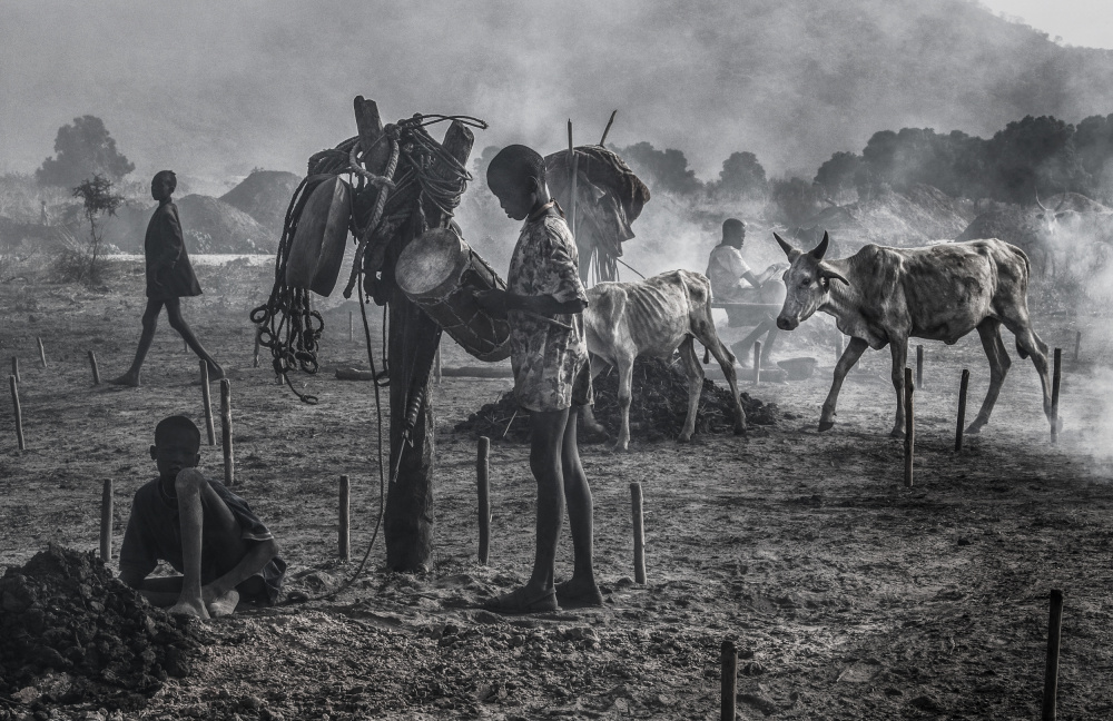 In a Mundari cattle camp-IX - South Sudan von Joxe Inazio Kuesta Garmendia