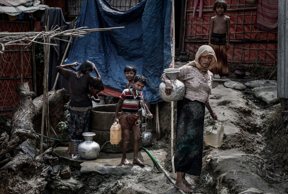 Going for water in a Rohingya refugee camp - Bangladesh von Joxe Inazio Kuesta Garmendia