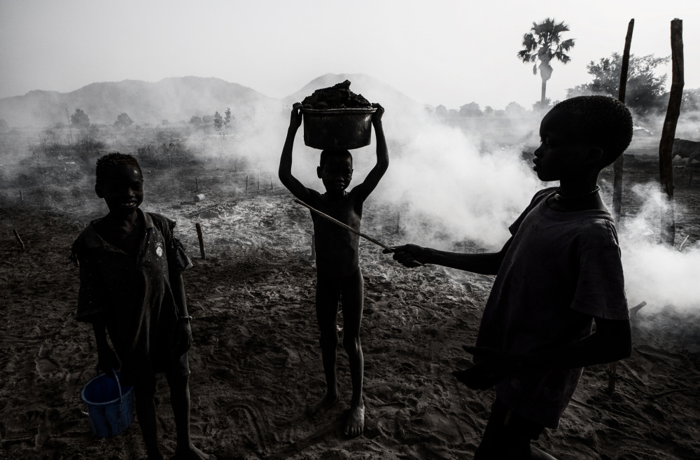 In a Mundari cattle camp. von Joxe Inazio Kuesta Garmendia