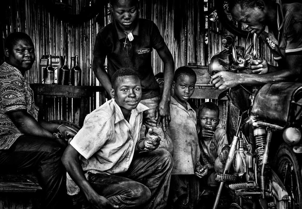 In a motorcycle repair shop - Benin von Joxe Inazio Kuesta Garmendia