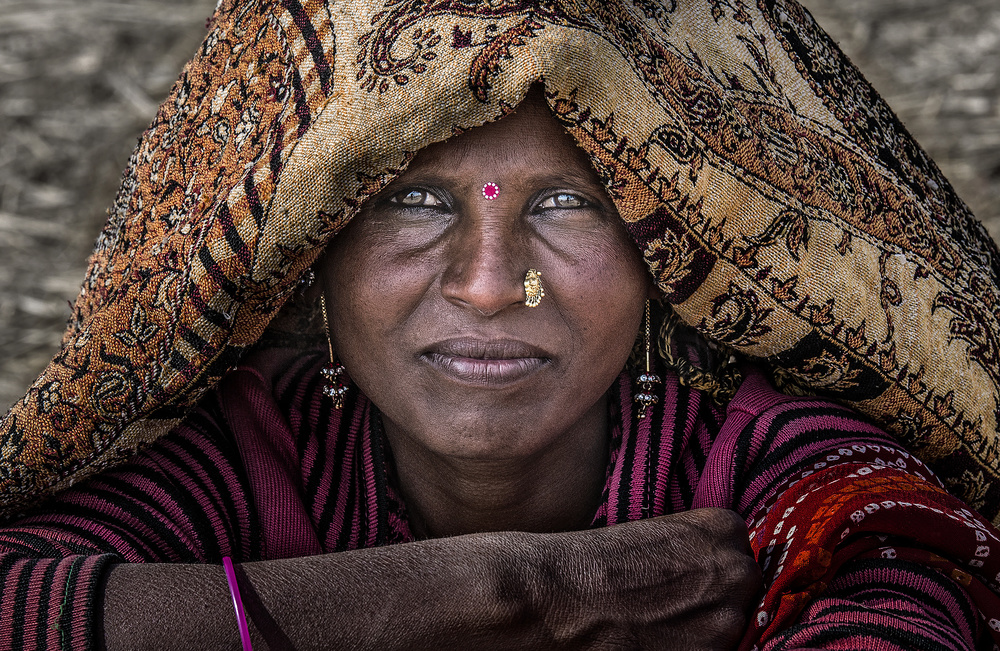 Indian woman at the Kumbh Mela - Prayagraj - India von Joxe Inazio Kuesta Garmendia