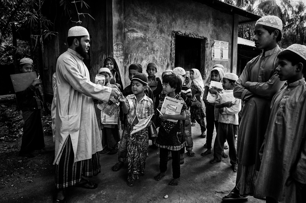 Giving a candy to each student von Joxe Inazio Kuesta Garmendia