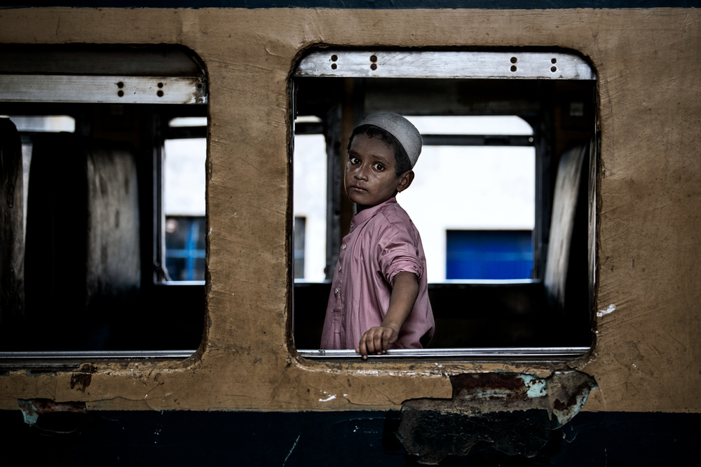 Boy alone in a train carriage - Bangladesh von Joxe Inazio Kuesta Garmendia