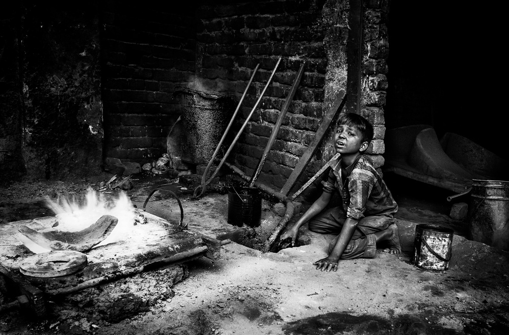 Boy working in doing ship propellers in a shipyard - Bangladesh von Joxe Inazio Kuesta Garmendia