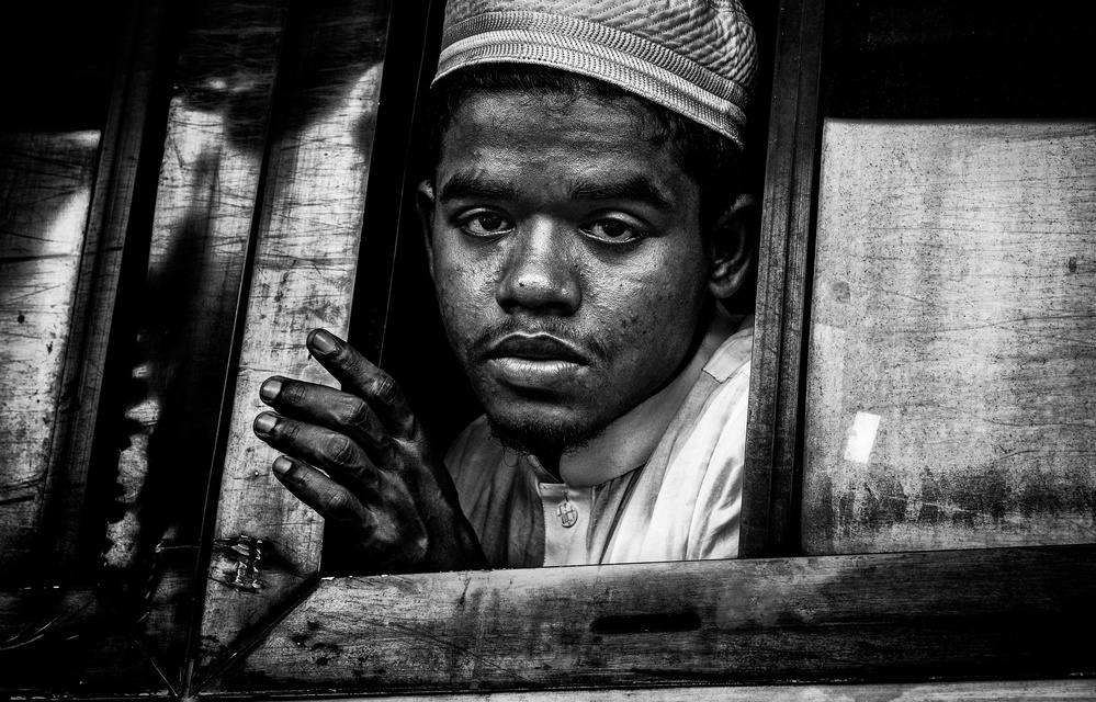 Boy in a bus - Bangladesh von Joxe Inazio Kuesta Garmendia