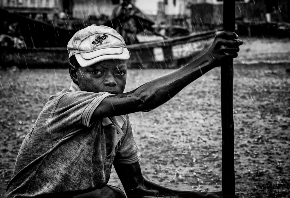 Boy in Ganvié - Benin von Joxe Inazio Kuesta Garmendia