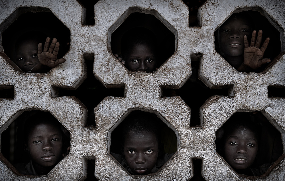 Boys at school in Benin. von Joxe Inazio Kuesta Garmendia