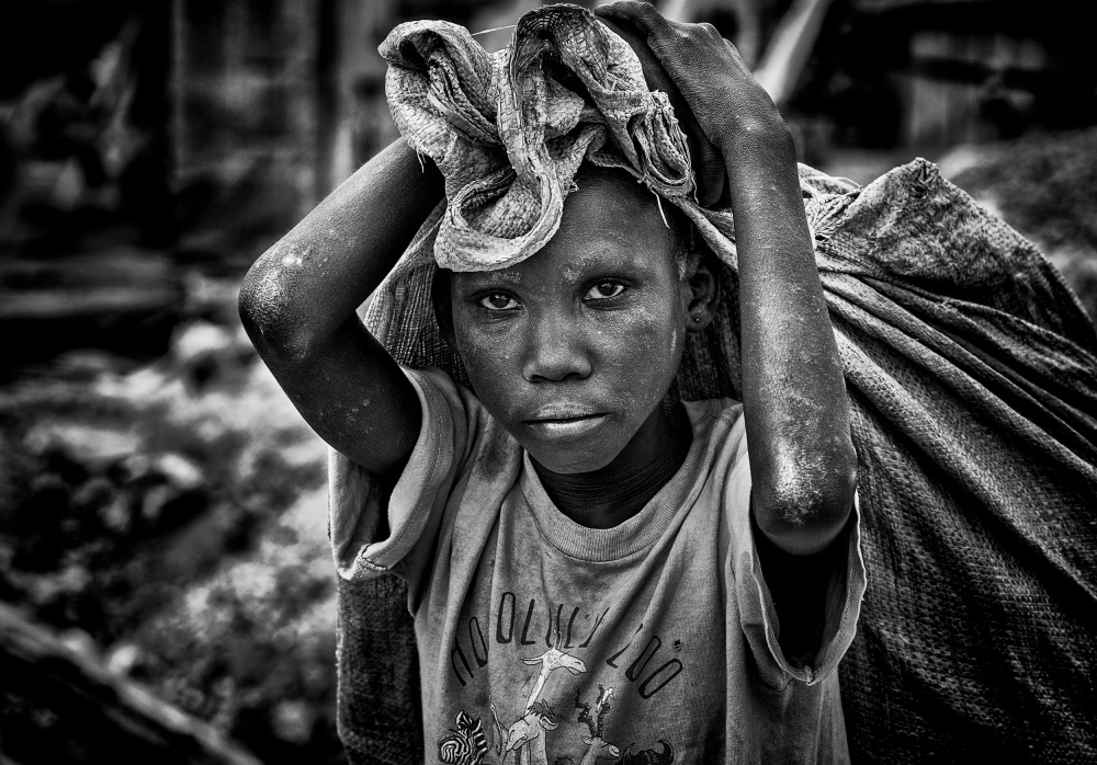 Child working on construction in the streets of Juba - South Sudan von Joxe Inazio Kuesta Garmendia