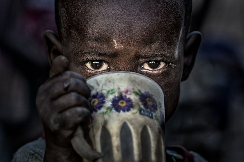 Samburu tribe child drinking water - Kenya von Joxe Inazio Kuesta Garmendia