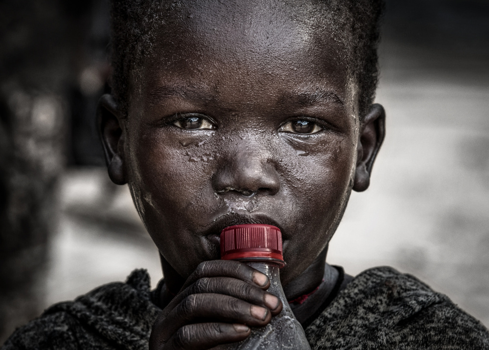 Child with a bottle - South Sudan von Joxe Inazio Kuesta Garmendia