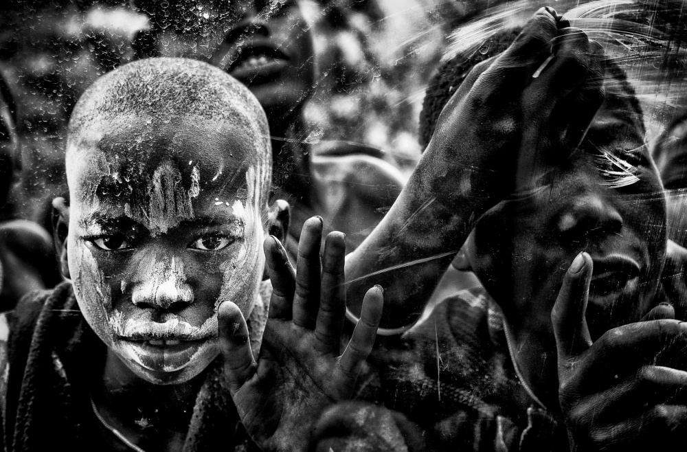 Surmi tribe children from inside a car - Ethiopia von Joxe Inazio Kuesta Garmendia