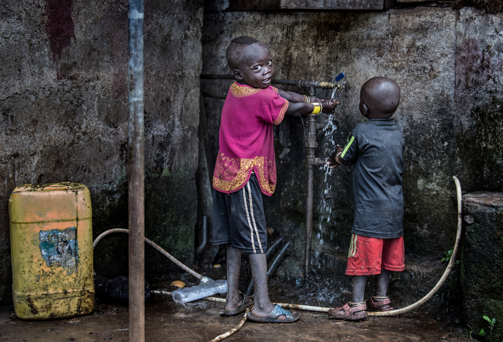 Surmi tribe children cleaning their hands before starting to eat - Ethiopia von Joxe Inazio Kuesta Garmendia