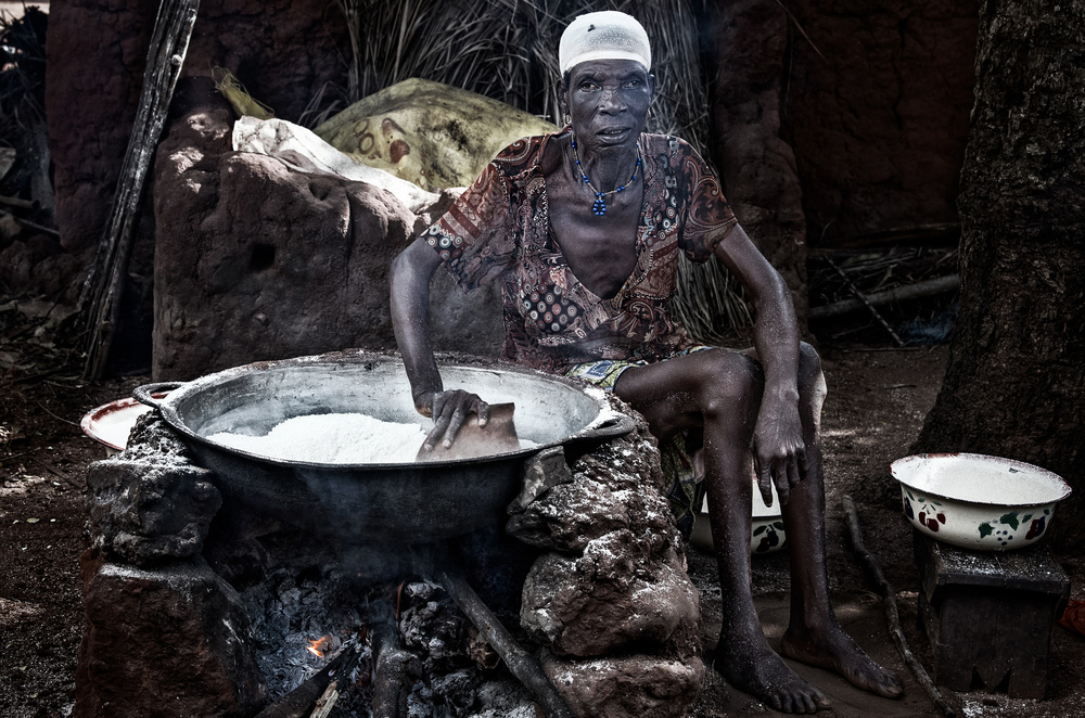 Cooking in Benin. von Joxe Inazio Kuesta Garmendia