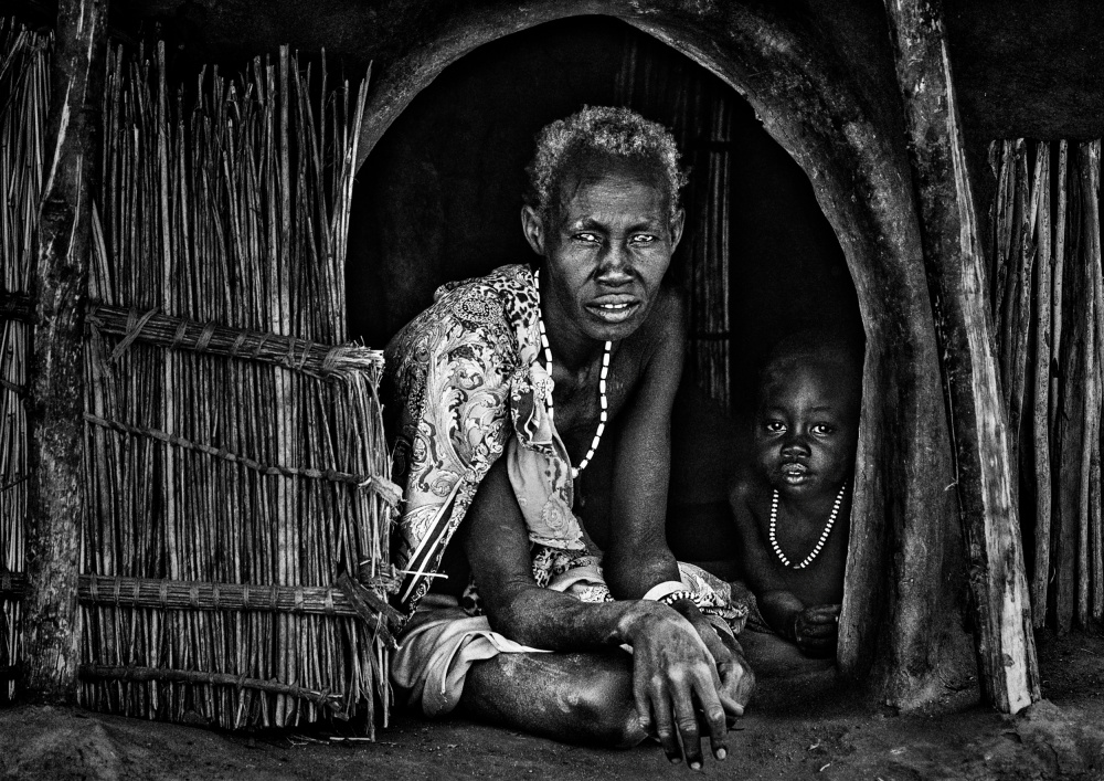 Laarim ethnic mother and child at home. von Joxe Inazio Kuesta Garmendia