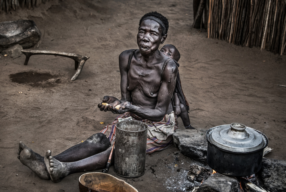 Laarim ethnic family at home - South Sudan von Joxe Inazio Kuesta Garmendia