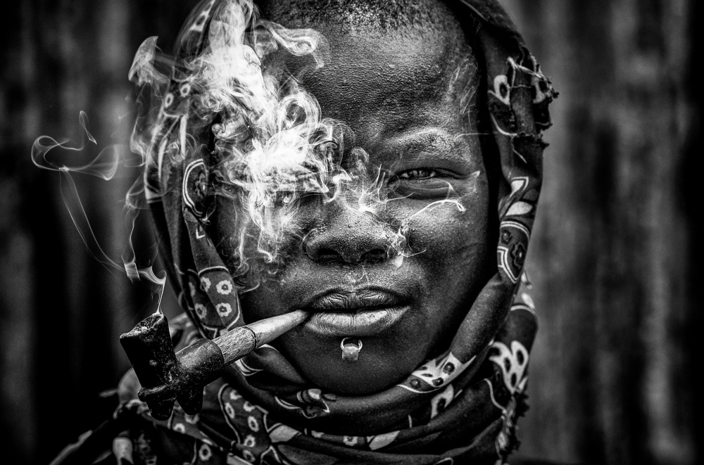 Laarim woman smoking-South Sudan von Joxe Inazio Kuesta Garmendia