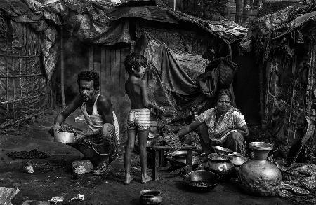 Life on the railroad tracks (Bangladesh)