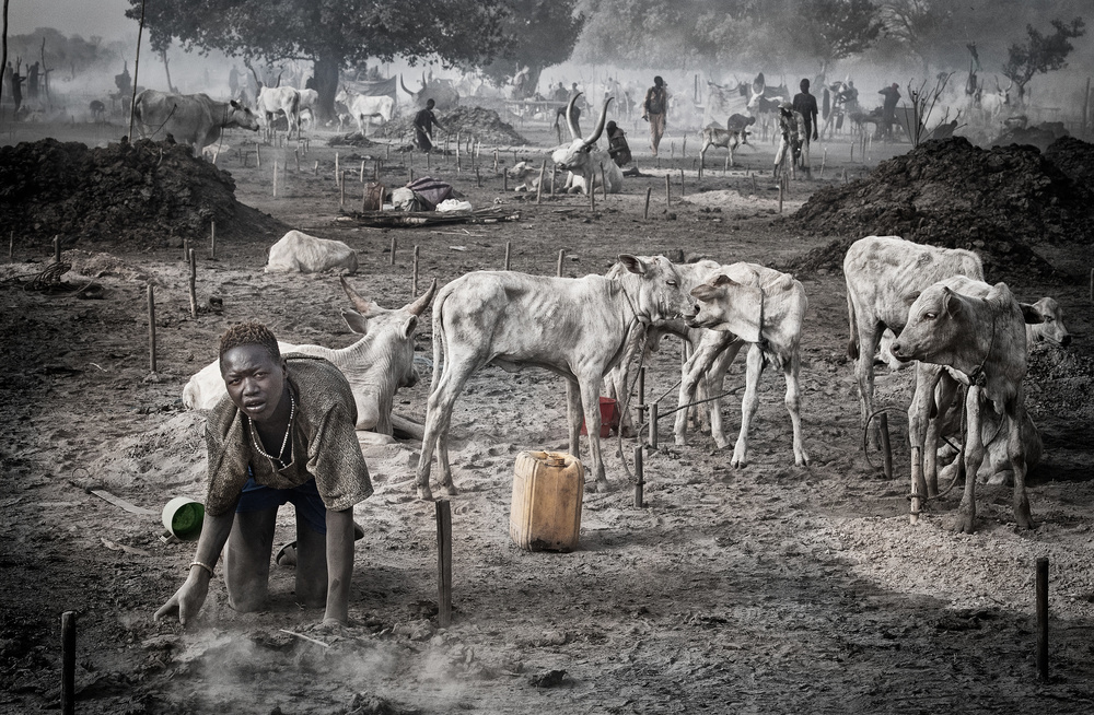 Life in a mundari camp - South Sudan von Joxe Inazio Kuesta Garmendia