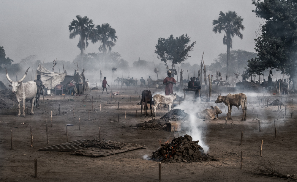 Life in a Mundari cattle camp - South Sudan von Joxe Inazio Kuesta Garmendia