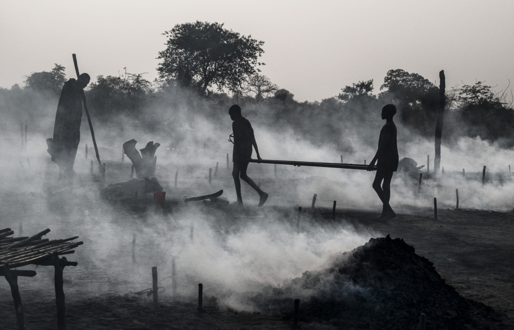 Life in a Mundari cattle camp - South Sudan von Joxe Inazio Kuesta Garmendia