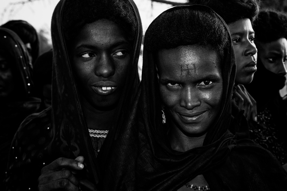 Girls at the gerewol festival - Niger von Joxe Inazio Kuesta Garmendia