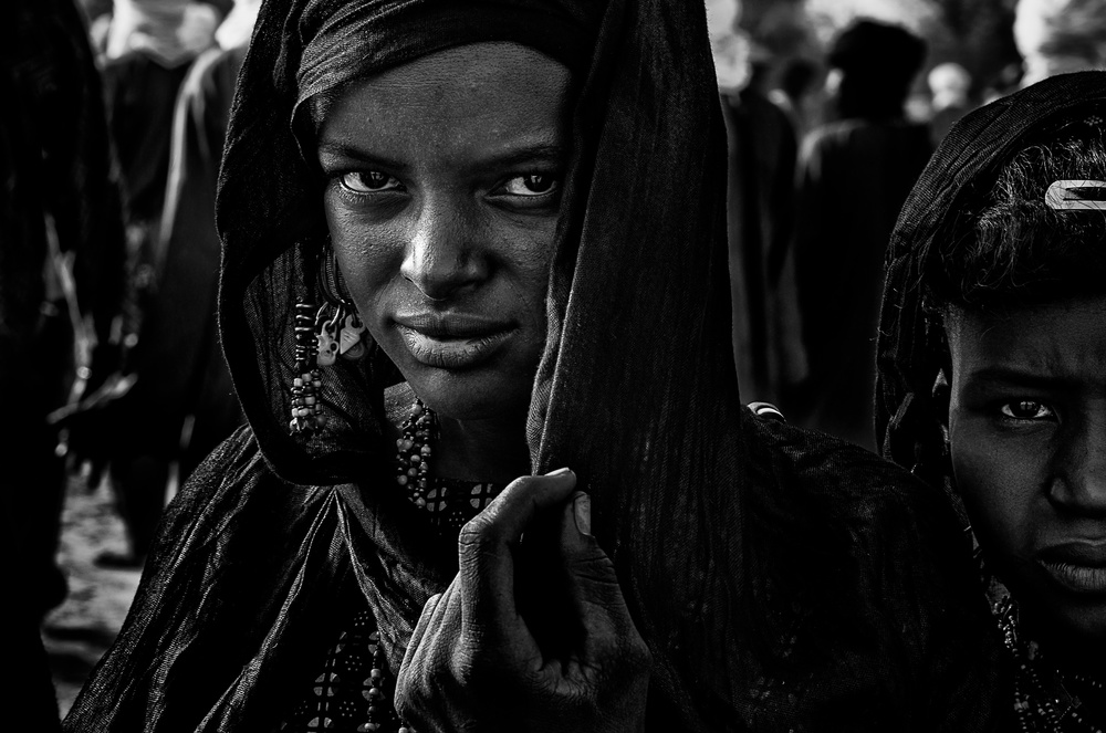 Girls at the gerewol festival-II - Niger von Joxe Inazio Kuesta Garmendia