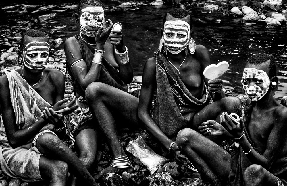 Surma tribe girls painting their faces - Ethiopia von Joxe Inazio Kuesta Garmendia