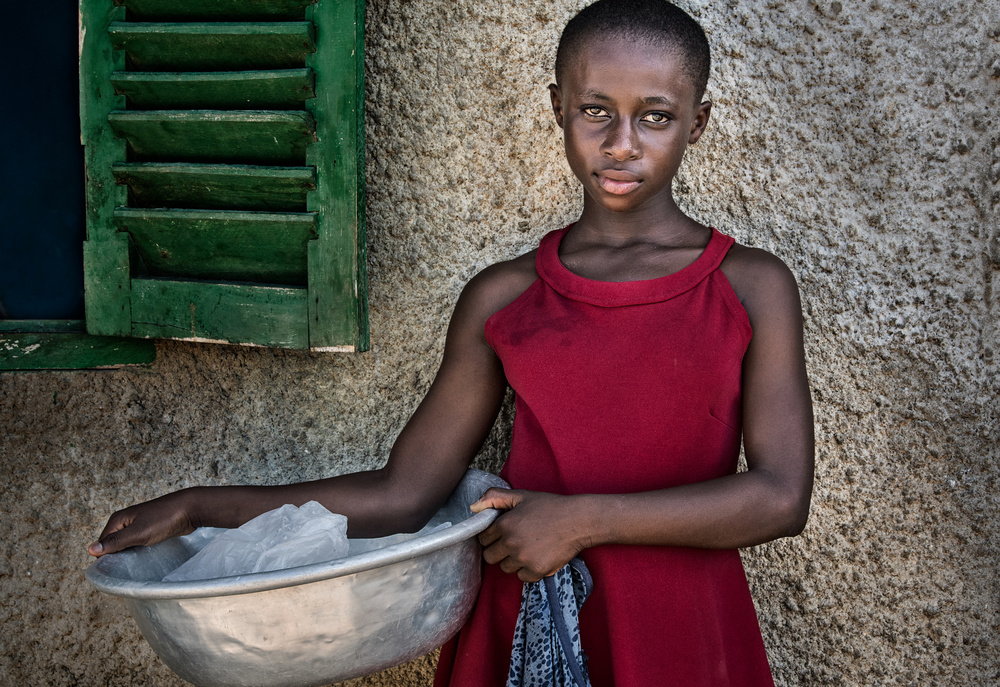 Girl in the streets of Accra - Ghana von Joxe Inazio Kuesta Garmendia