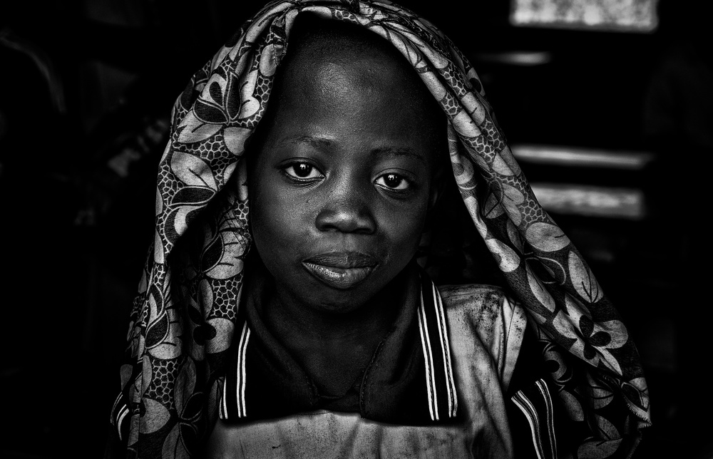 Girl at school - Benin von Joxe Inazio Kuesta Garmendia