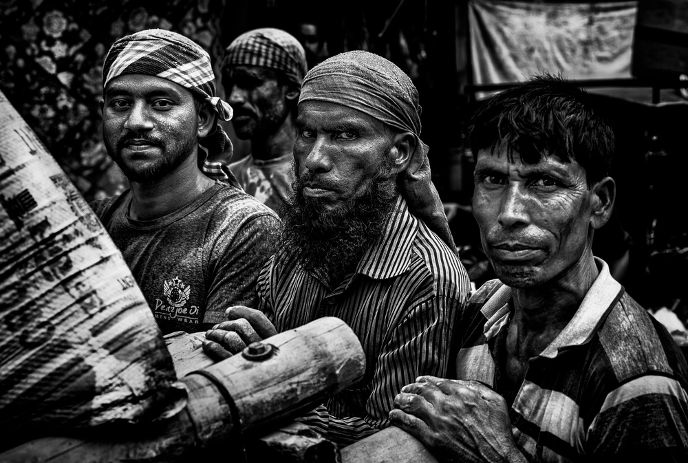 Men working in the street - Bangladesh von Joxe Inazio Kuesta Garmendia