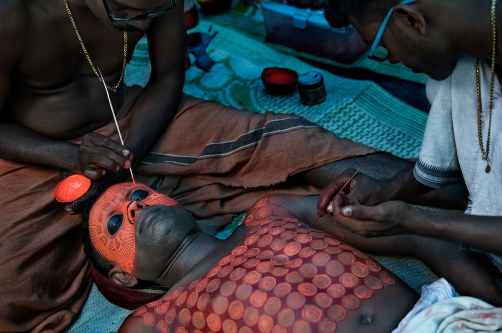 Painting a Theyyam Ceremony Performer- Kannur - India von Joxe Inazio Kuesta Garmendia