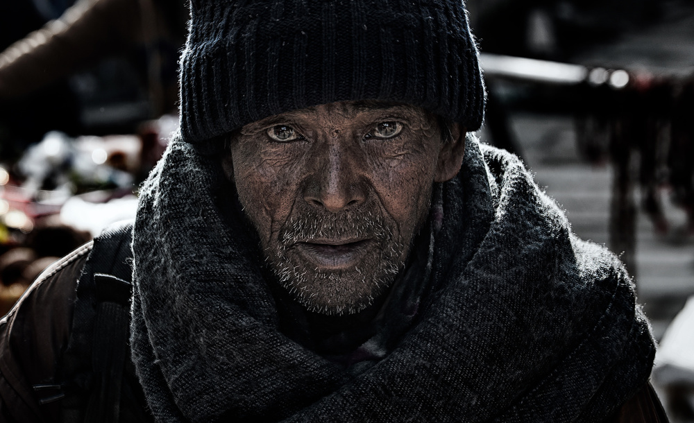 Man at the entrance of the Pashupatinath Temple - Kathmandu - Nepal von Joxe Inazio Kuesta Garmendia