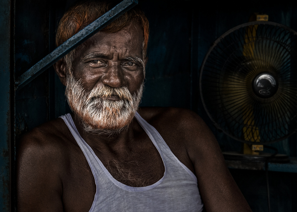 Bangladesh man and a fan. von Joxe Inazio Kuesta Garmendia