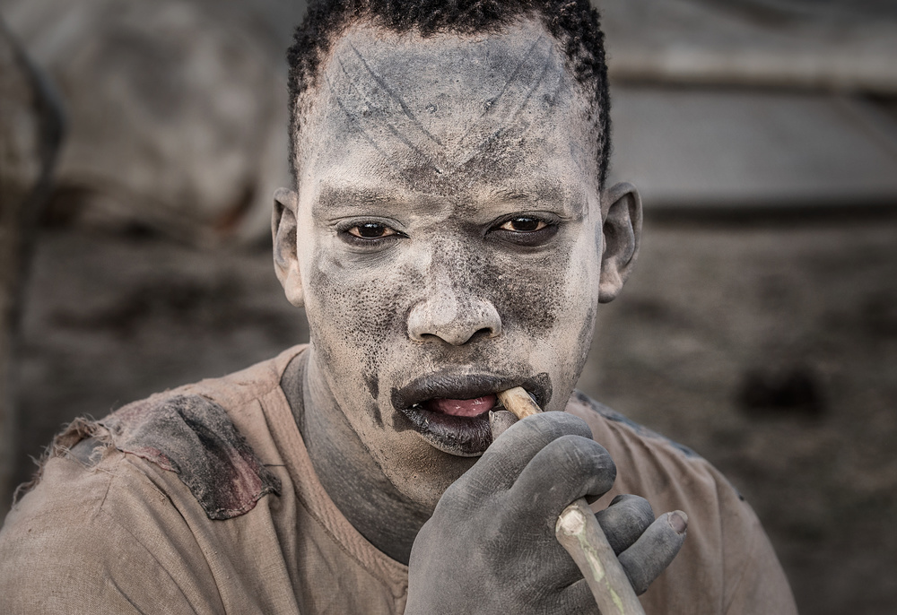 Mundari tribe man - South Sudan von Joxe Inazio Kuesta Garmendia