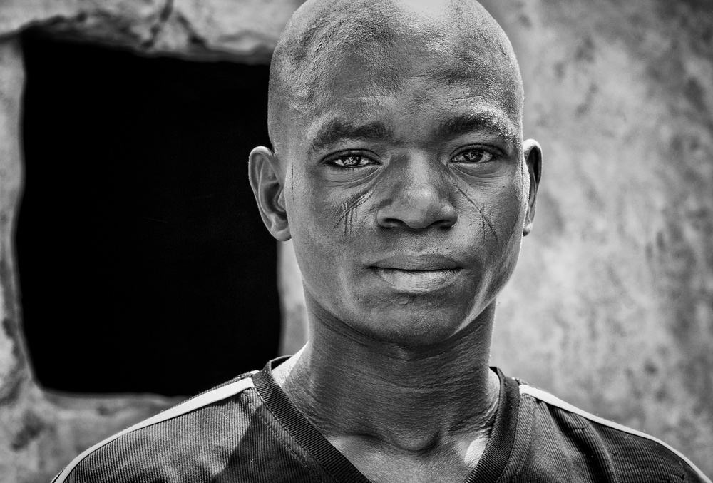 Somba tribe man - Benin von Joxe Inazio Kuesta Garmendia