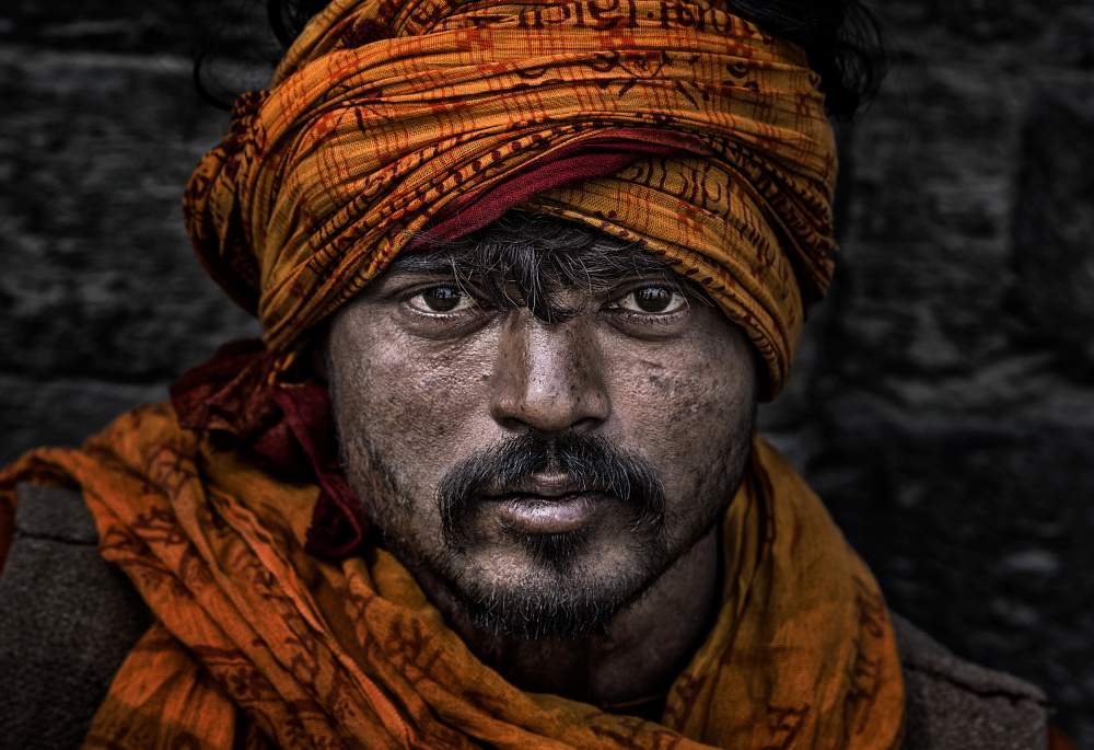 Man at the Pashupatinath Temple in Kathmandu-Nepal von Joxe Inazio Kuesta Garmendia