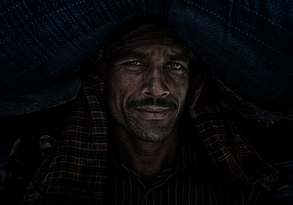 Man carrying a bag of salt - Bangladesh von Joxe Inazio Kuesta Garmendia