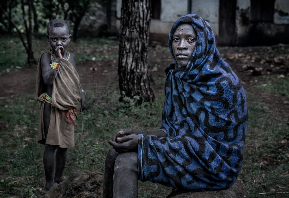 Surmi tribe man and child - Ethiopia von Joxe Inazio Kuesta Garmendia