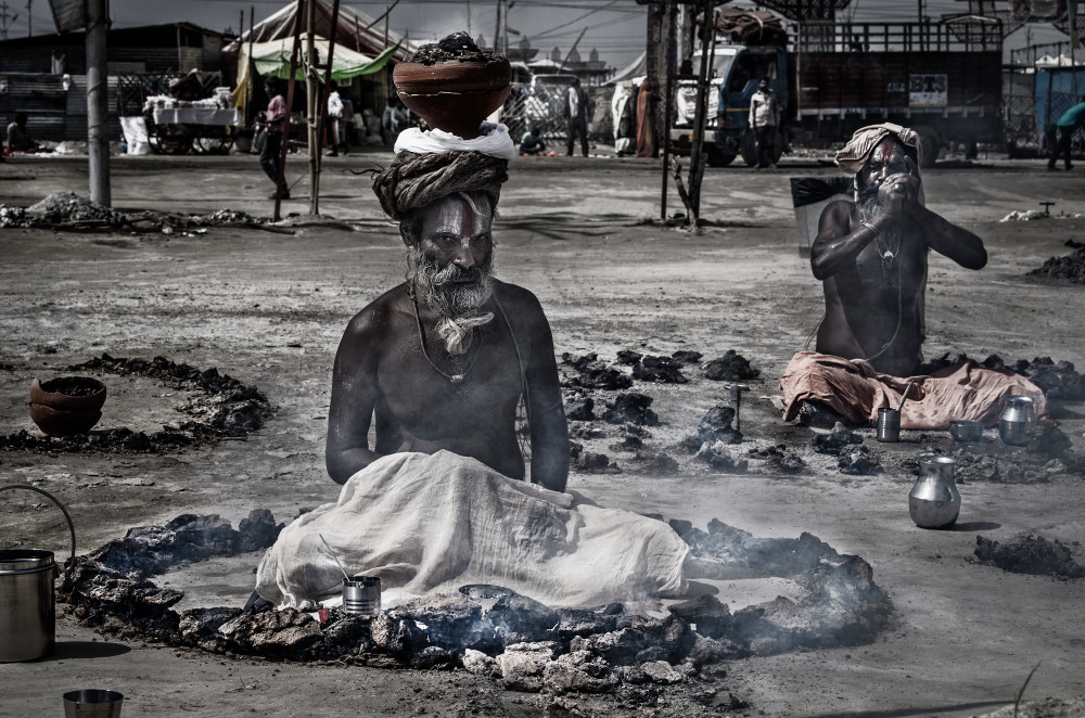 Meditating at the Kumbh Mela Festival - Prayagraj - India von Joxe Inazio Kuesta Garmendia