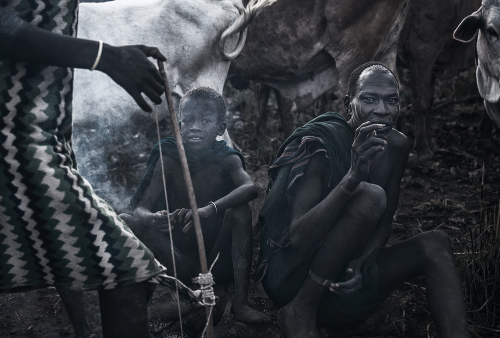 Surma tribe people taking care of their herd of cows - Ethiopia von Joxe Inazio Kuesta Garmendia