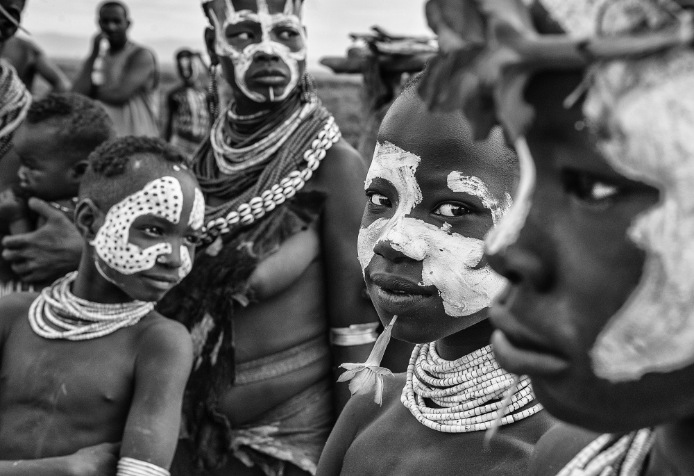 Members of a Karo tribe in the Omo Valley (Ethiopia). von Joxe Inazio Kuesta Garmendia