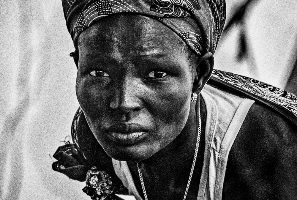 Mundari woman at a religious ceremony von Joxe Inazio Kuesta Garmendia