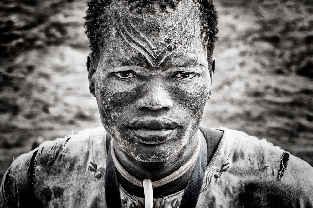 Mundari man - South Sudan von Joxe Inazio Kuesta Garmendia