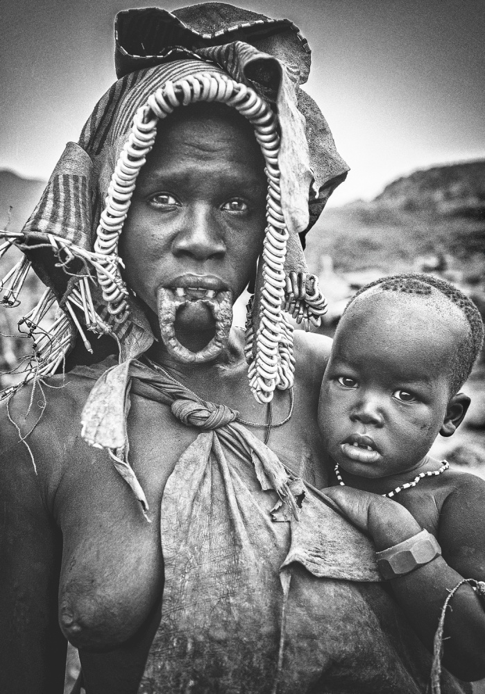 Mursi woman with her child (Omo Valley - Ethiopia) von Joxe Inazio Kuesta Garmendia